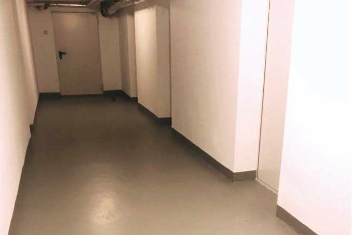 Aufgeräumter Kellerflur