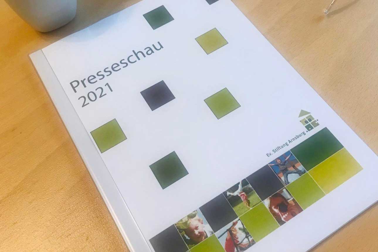 Cover der Mappe "Presseschau 2012" in den grünen Farben der ESTA