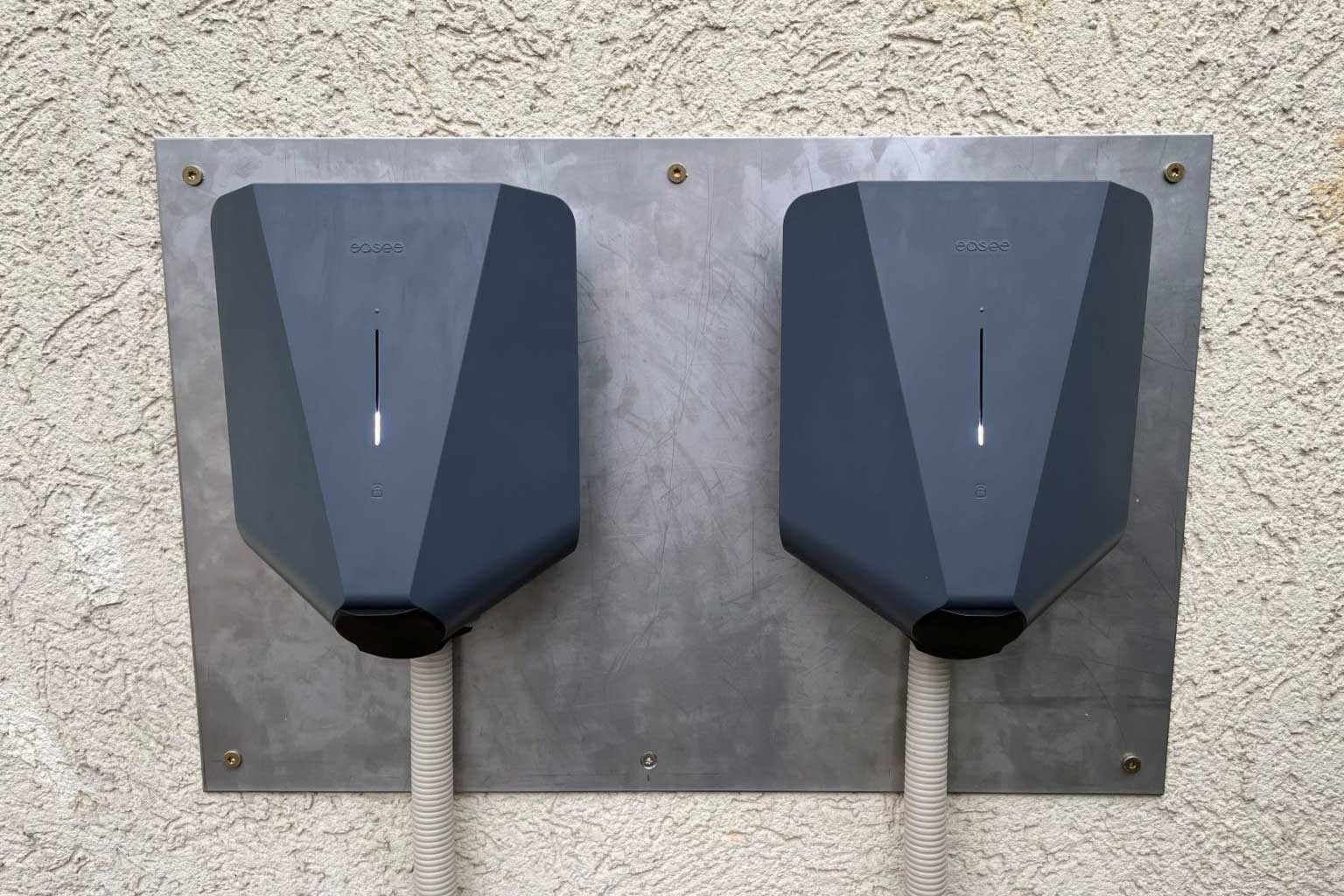 Auf einer Platte an der Wand sind zwei dunkle Objekte mit Schläuchen angebracht