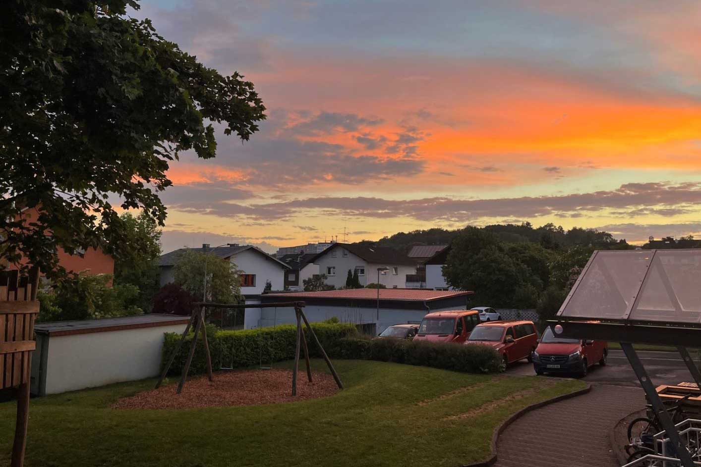 Orangener Himmel über den Häusern um die ESTA