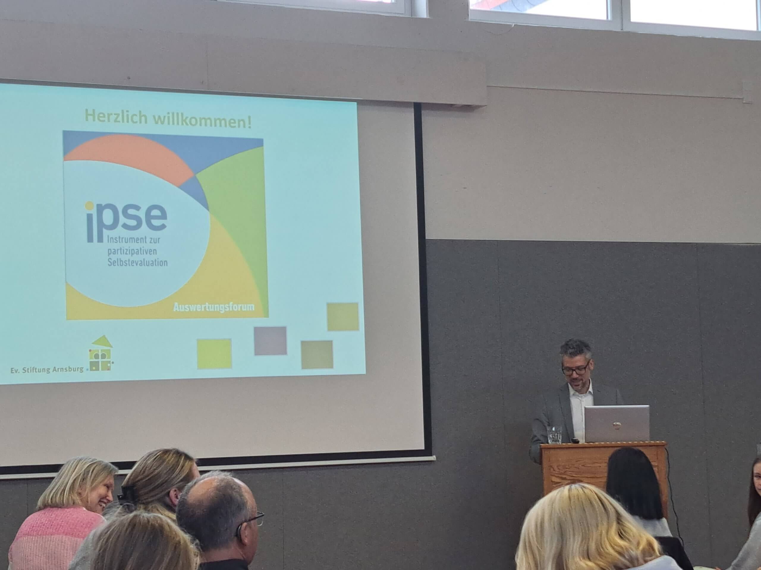 Unser Vorstand beginnt die Präsentation des Auswertungsforums.