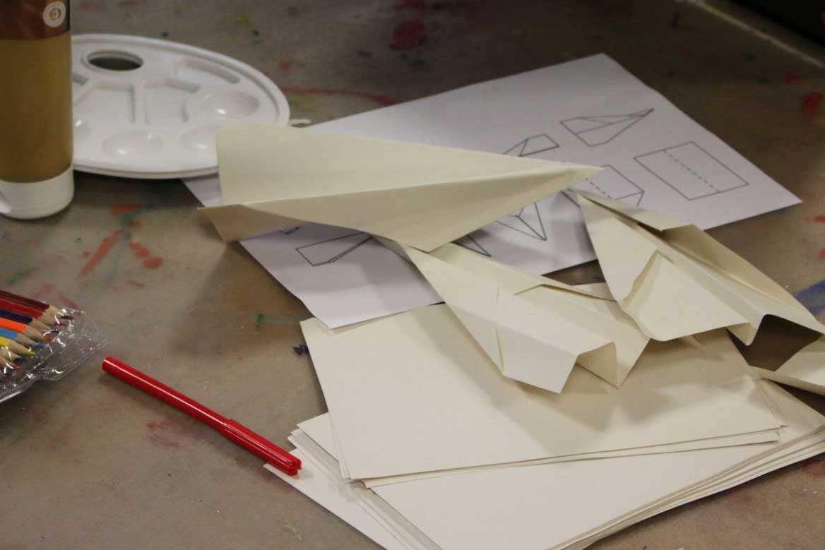 Mehrere Papierflugzeuge und Papier