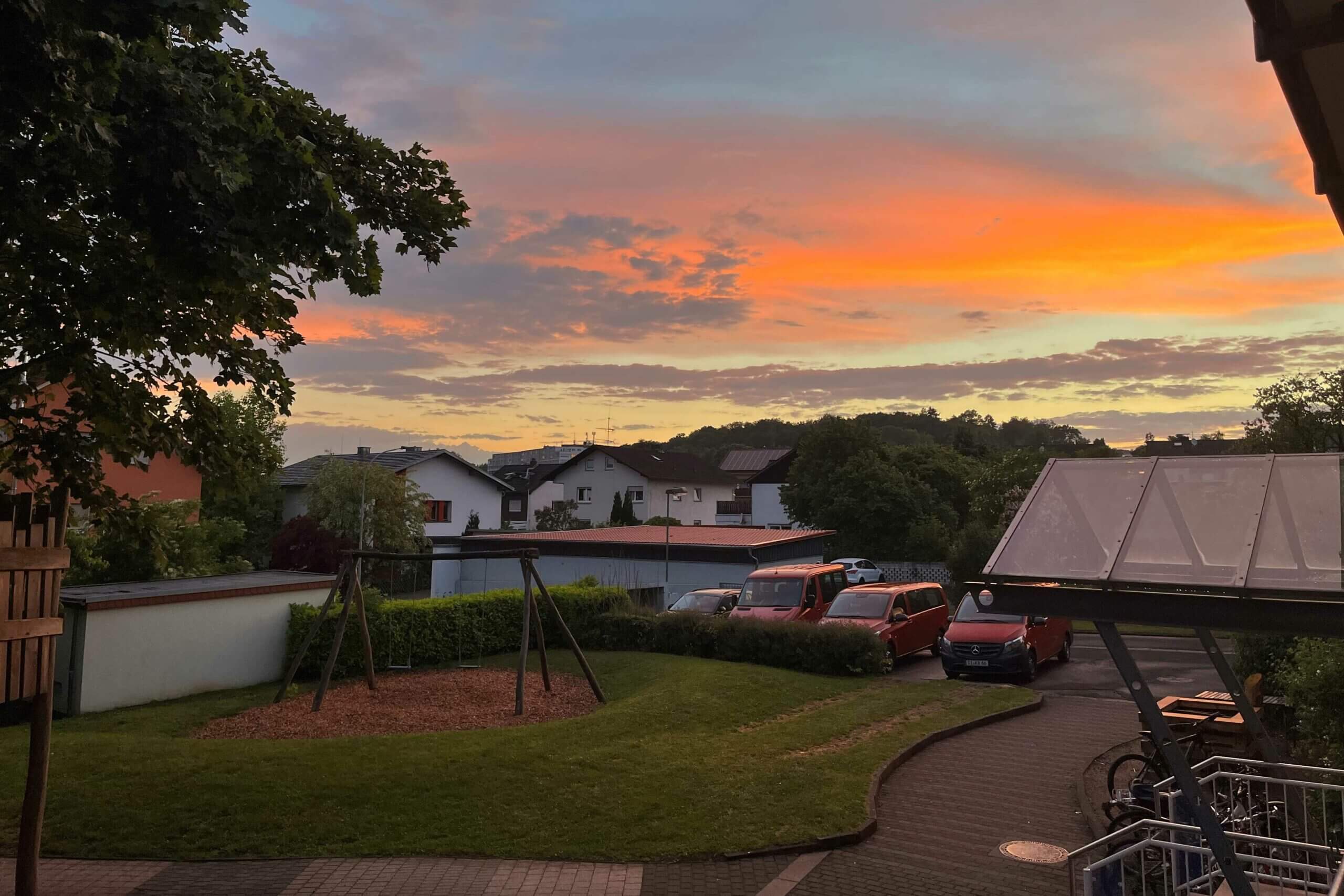 Sonnenuntergang mit Blick über das Gelände der ESTA