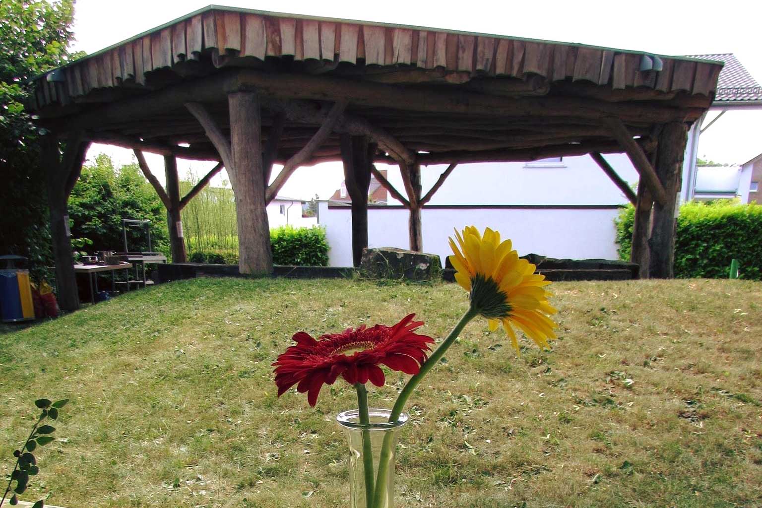 Sommerfest 2023 Pavillon mit Blumen