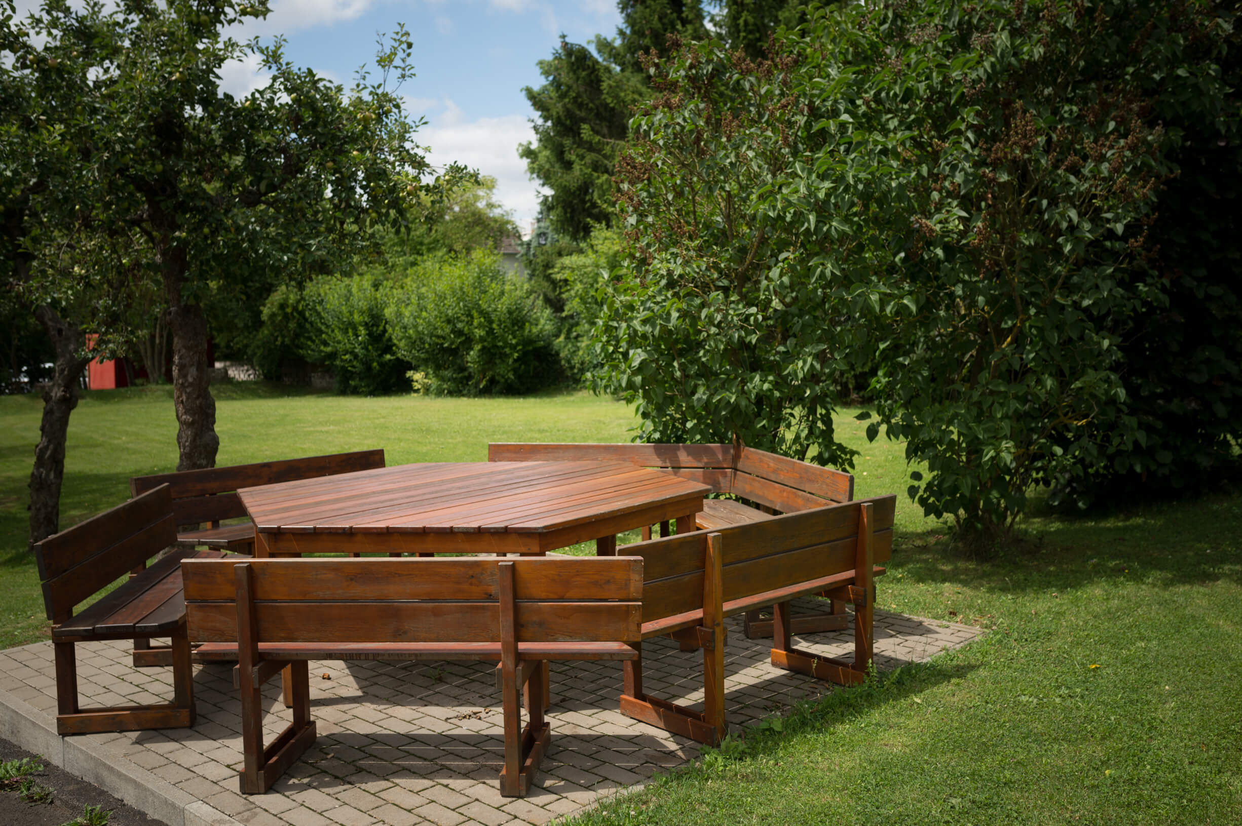 Sitzgruppe aus Holz im Garten des Kinderheims