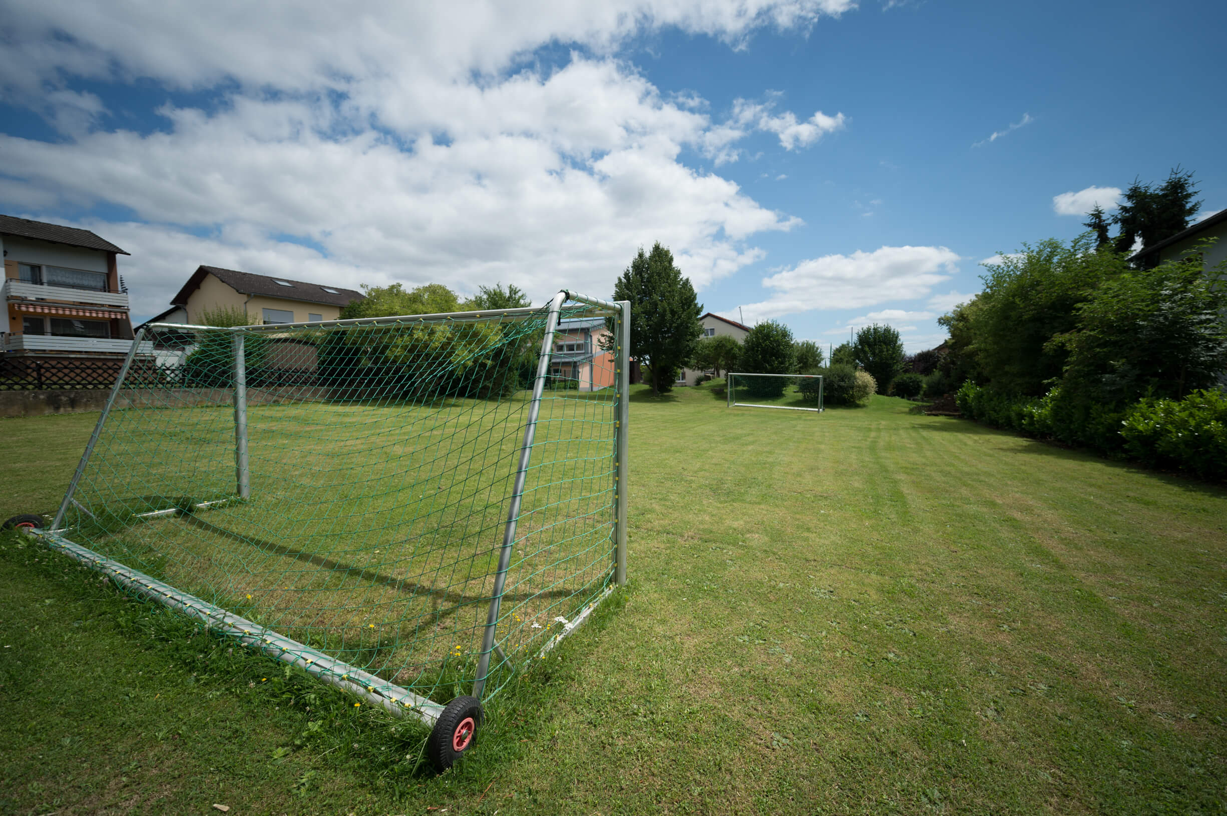 Fußball Tor von hinten mit Blick auf das Spielfeld