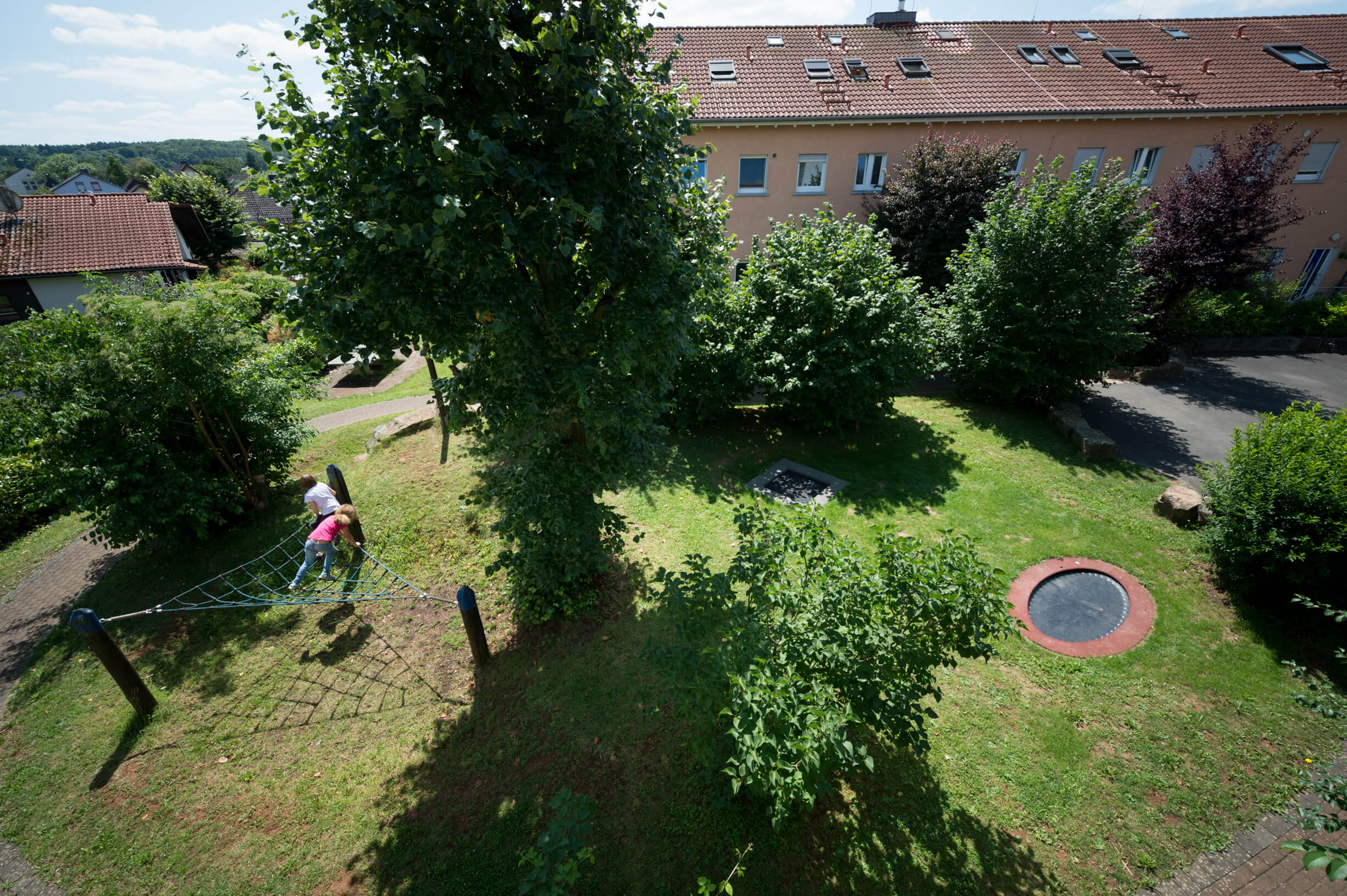 Kinder spielen im Park