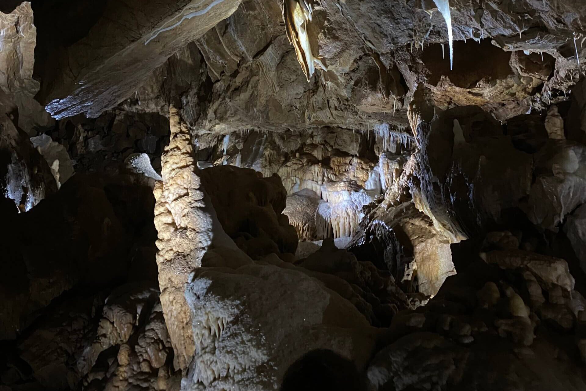 Innenansicht der Höhle Breitscheid mit Stalagmiten und Stalagtiten
