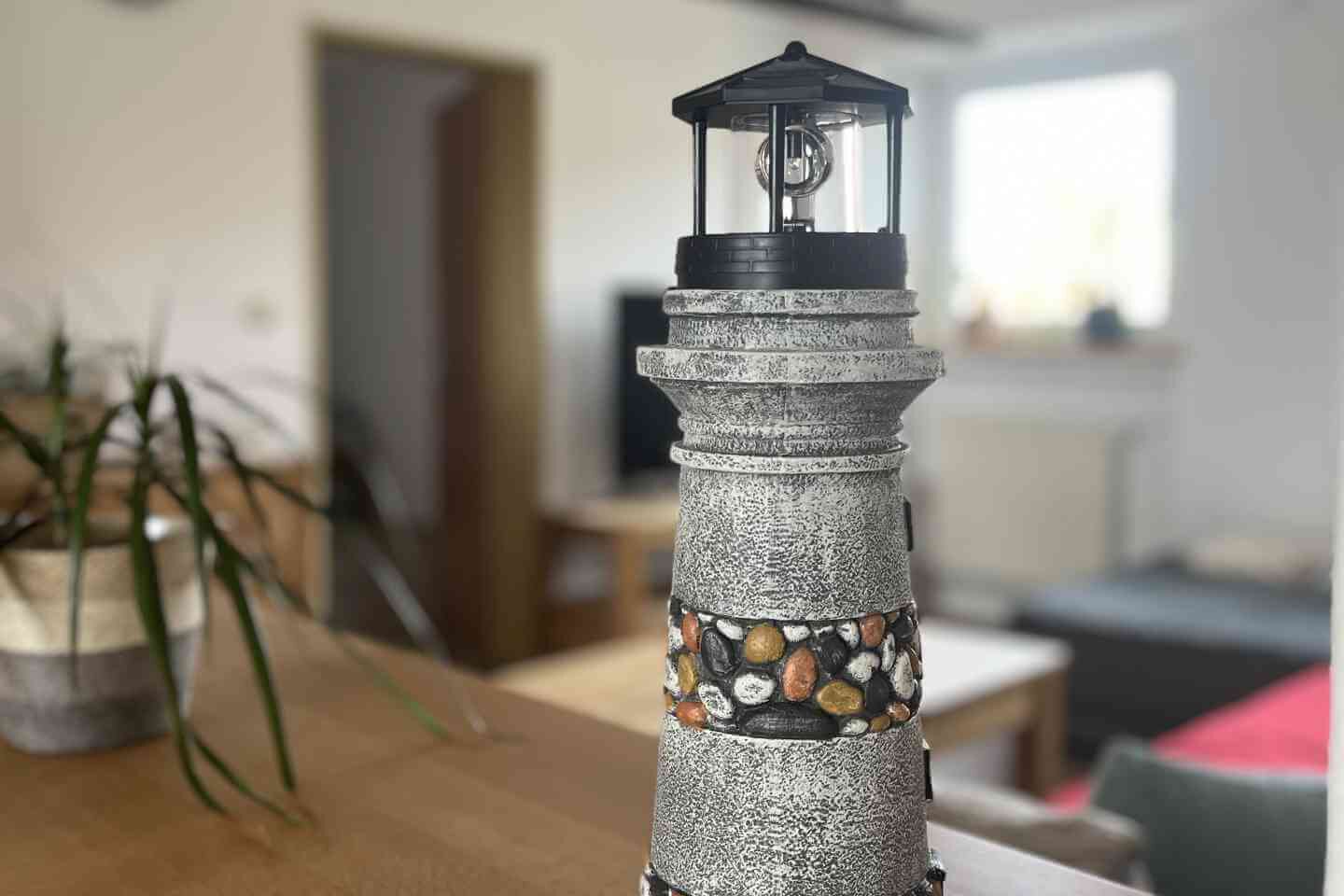 Leuchtturm in grau, als Lampe auf dem Sideboard