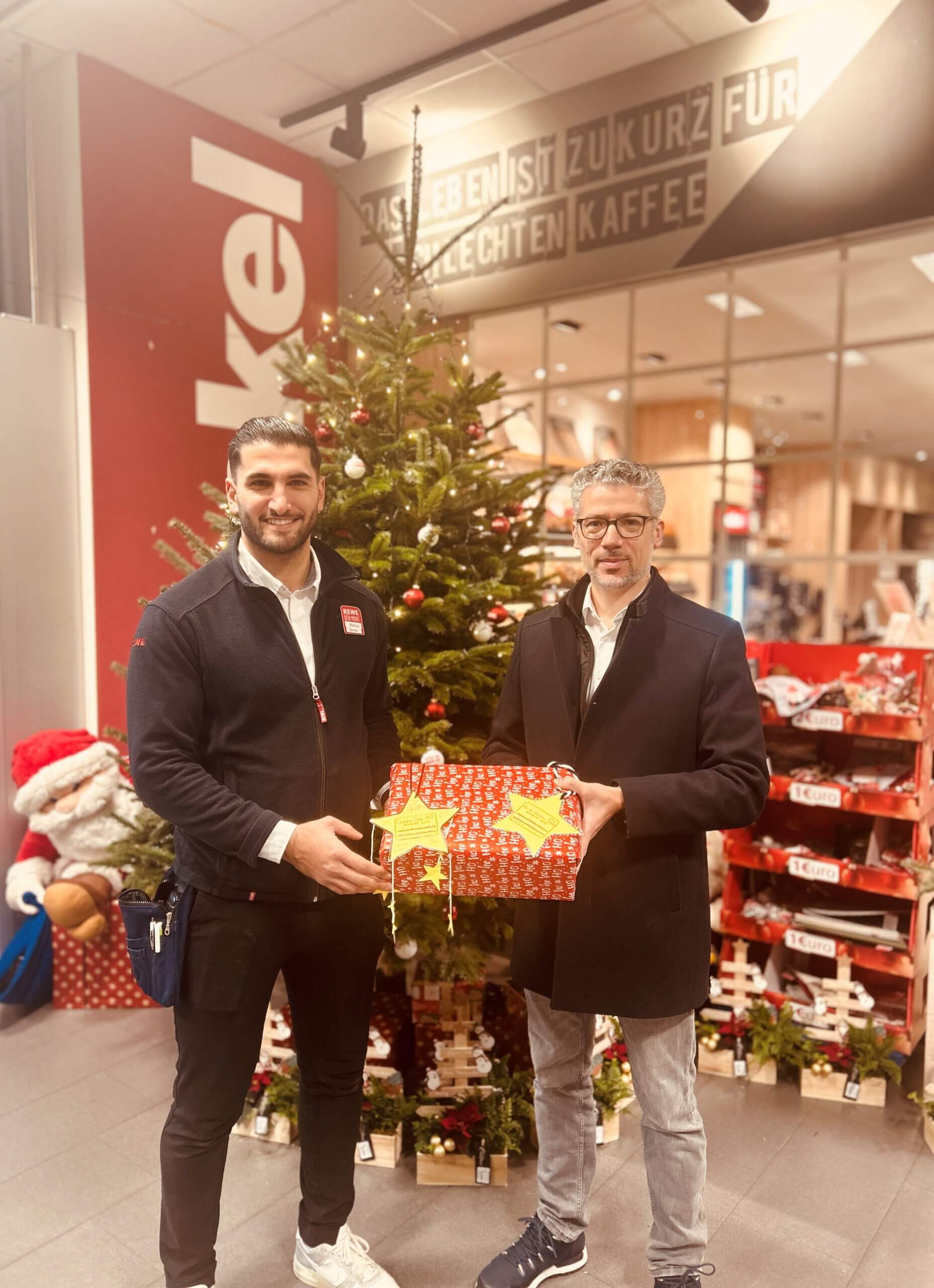 2025-12-02-Sternaktion-REWE (2) v.l.n.r. Markus Simon, REWE und Dr. Felix Blaser, Ev. Stiftung Arnsburg