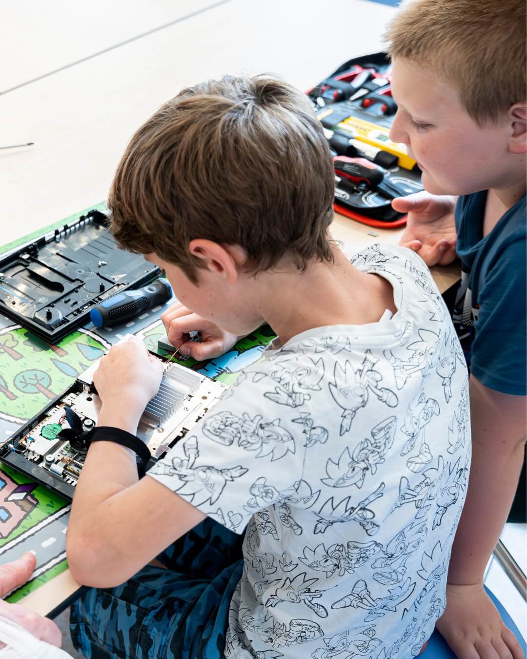 Lernen findet nicht nur am Tisch statt